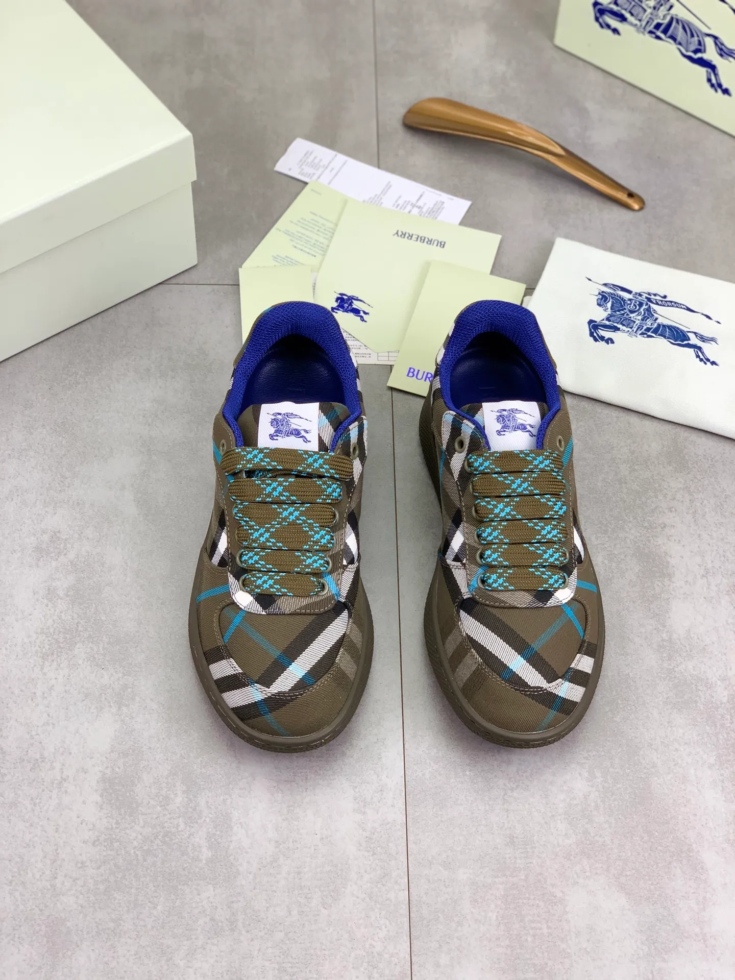 Factory price P580 [BURBERRY] Burberry - High-end quality original order - Upper: imported 🔝 original material - Inner: cowhide lining, feet; water-dyed cowhide - Outsole: ultra-light TPR rubber; two-color molded outsole - Super high quality control · Fine workmanship: highlighted (high-end, extravagance, grade) -Size: 38-46 (Male 38 46 can be customized) · Color: 5️⃣ colors available